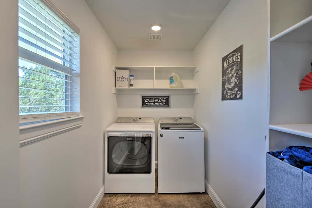 Hot Tub & Fire Pit! Cozy Granbury Escape Near Lake