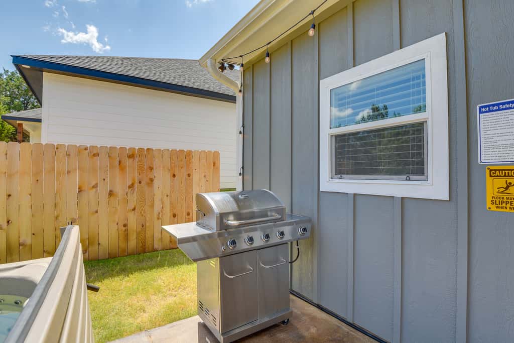 Hot Tub & Fire Pit! Cozy Granbury Escape Near Lake