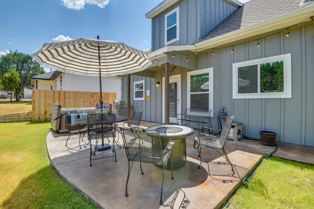 Hot Tub & Fire Pit! Cozy Granbury Escape Near Lake