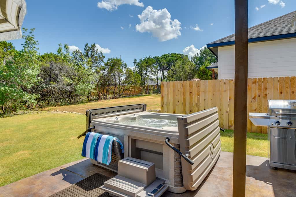 Hot Tub & Fire Pit! Cozy Granbury Escape Near Lake