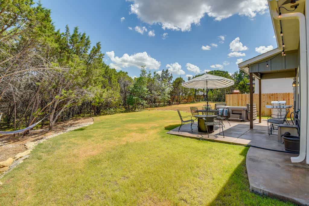 Hot Tub & Fire Pit! Cozy Granbury Escape Near Lake