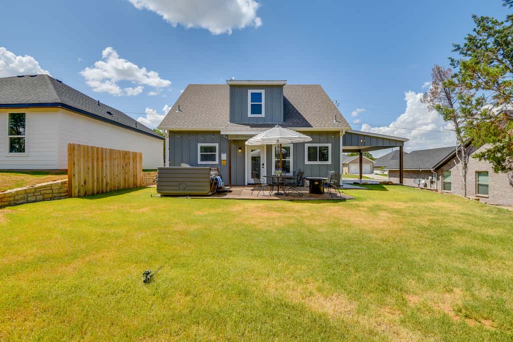 Hot Tub & Fire Pit! Cozy Granbury Escape Near Lake