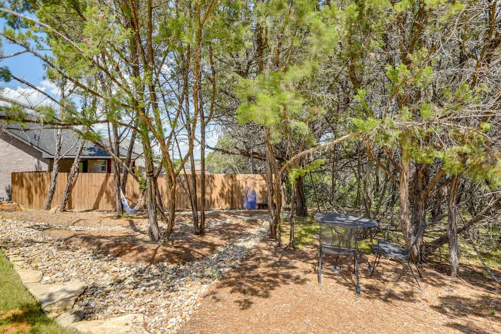Hot Tub & Fire Pit! Cozy Granbury Escape Near Lake