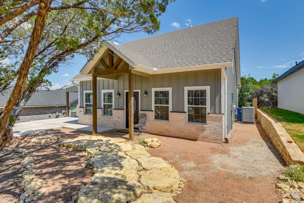 Hot Tub & Fire Pit! Cozy Granbury Escape Near Lake