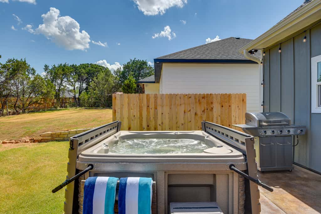 Hot Tub & Fire Pit! Cozy Granbury Escape Near Lake