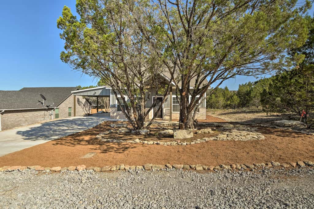 Hot Tub & Fire Pit! Cozy Granbury Escape Near Lake