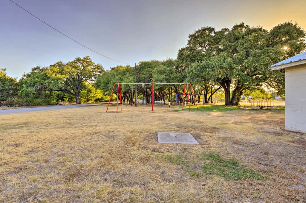 Hot Tub & Fire Pit! Cozy Granbury Escape Near Lake