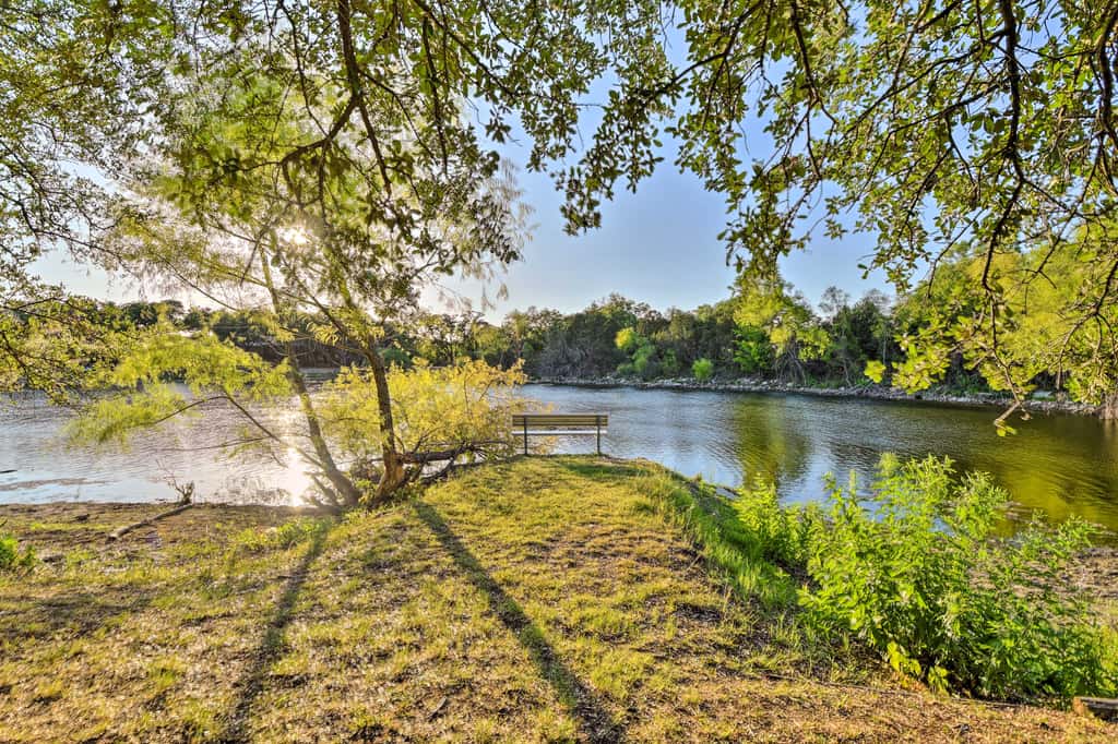 Hot Tub & Fire Pit! Cozy Granbury Escape Near Lake