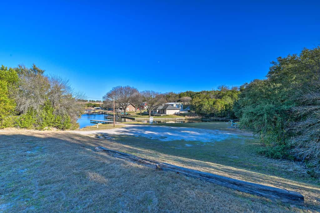 Hot Tub & Fire Pit! Cozy Granbury Escape Near Lake