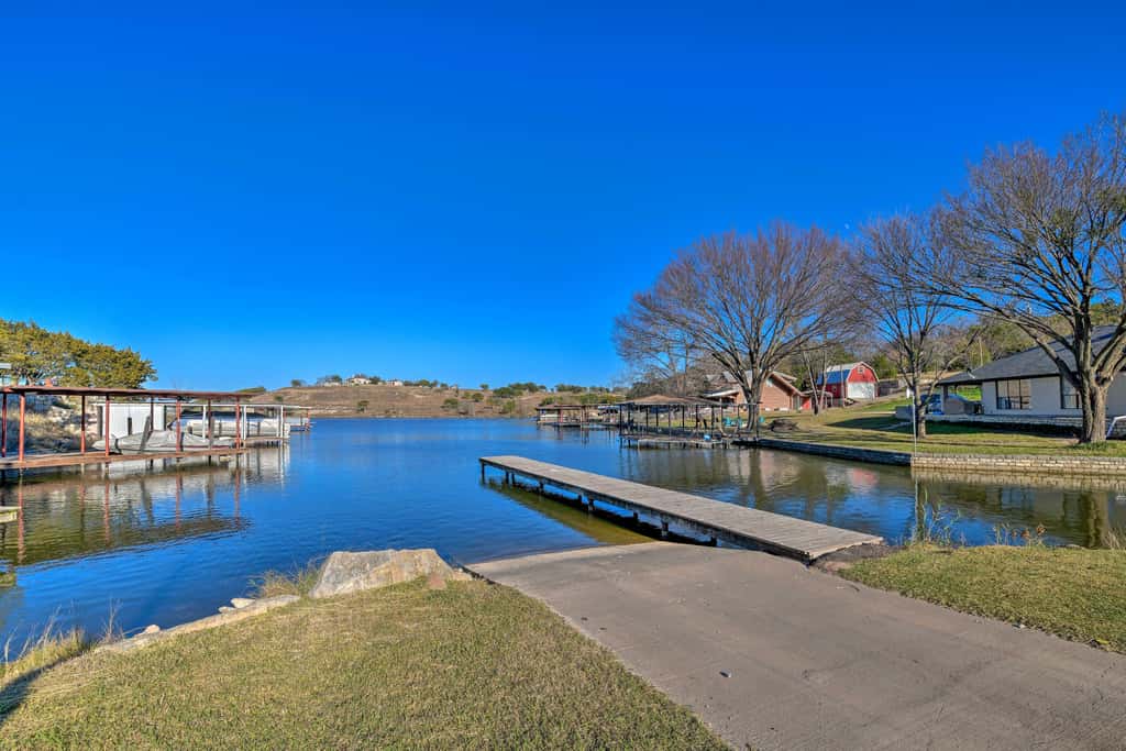 Hot Tub & Fire Pit! Cozy Granbury Escape Near Lake