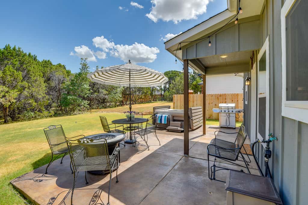 Hot Tub & Fire Pit! Cozy Granbury Escape Near Lake