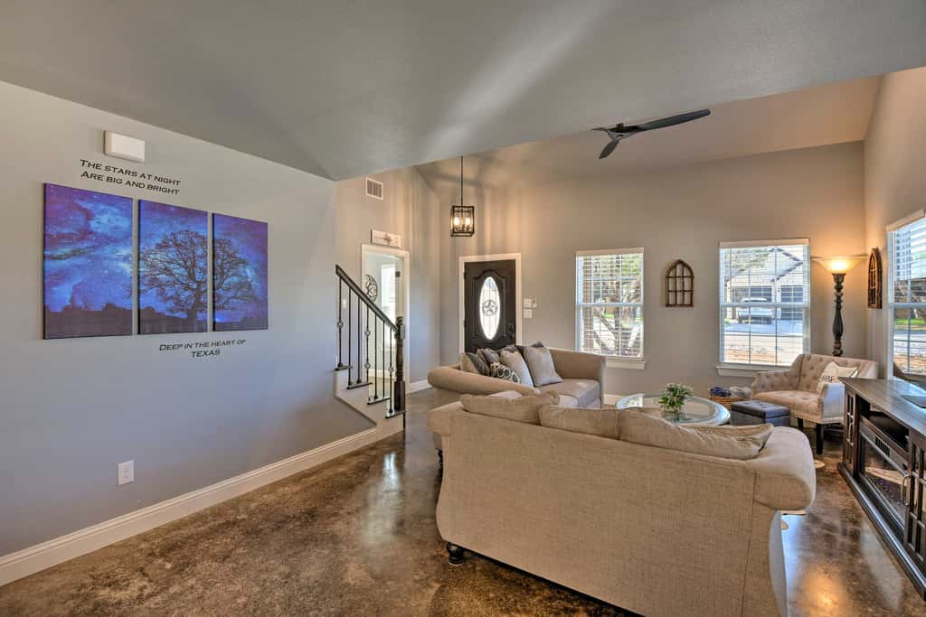 Hot Tub & Fire Pit! Cozy Granbury Escape Near Lake