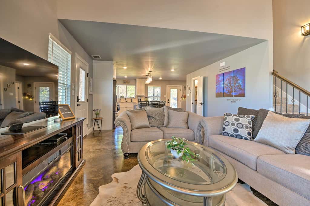 Hot Tub & Fire Pit! Cozy Granbury Escape Near Lake