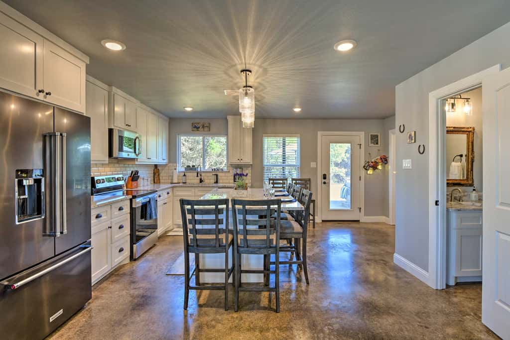 Hot Tub & Fire Pit! Cozy Granbury Escape Near Lake