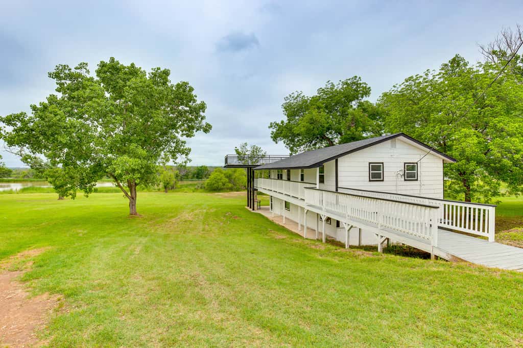 Granbury Home w/ Lake Views ~ 6 Mi to Boat Launch!