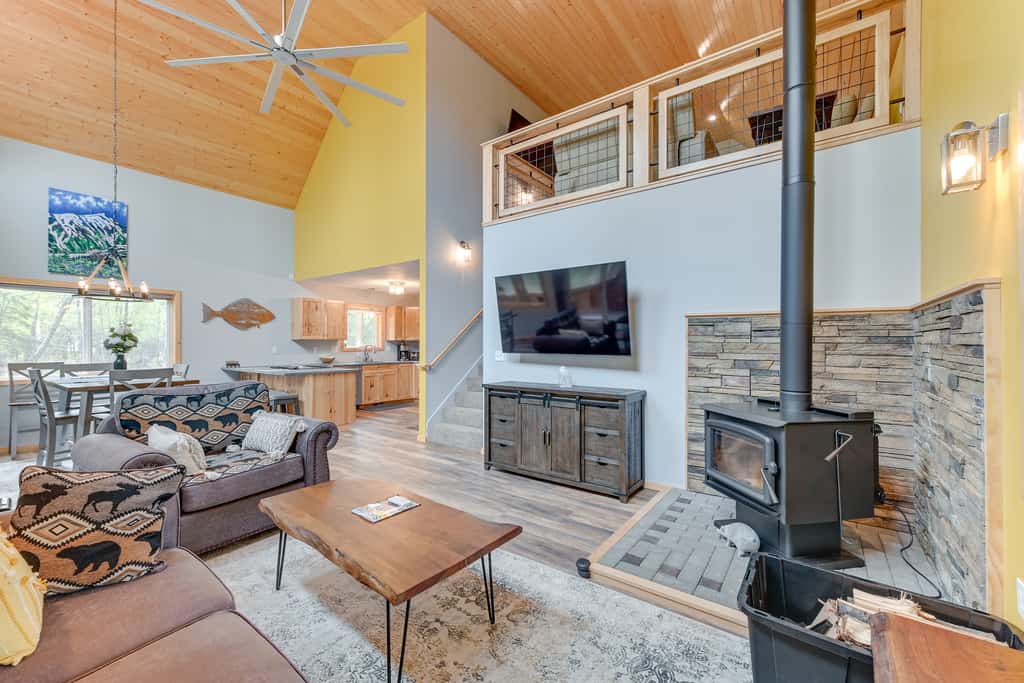 Soldotna Home w/ 2 Living Areas & Spacious Porch