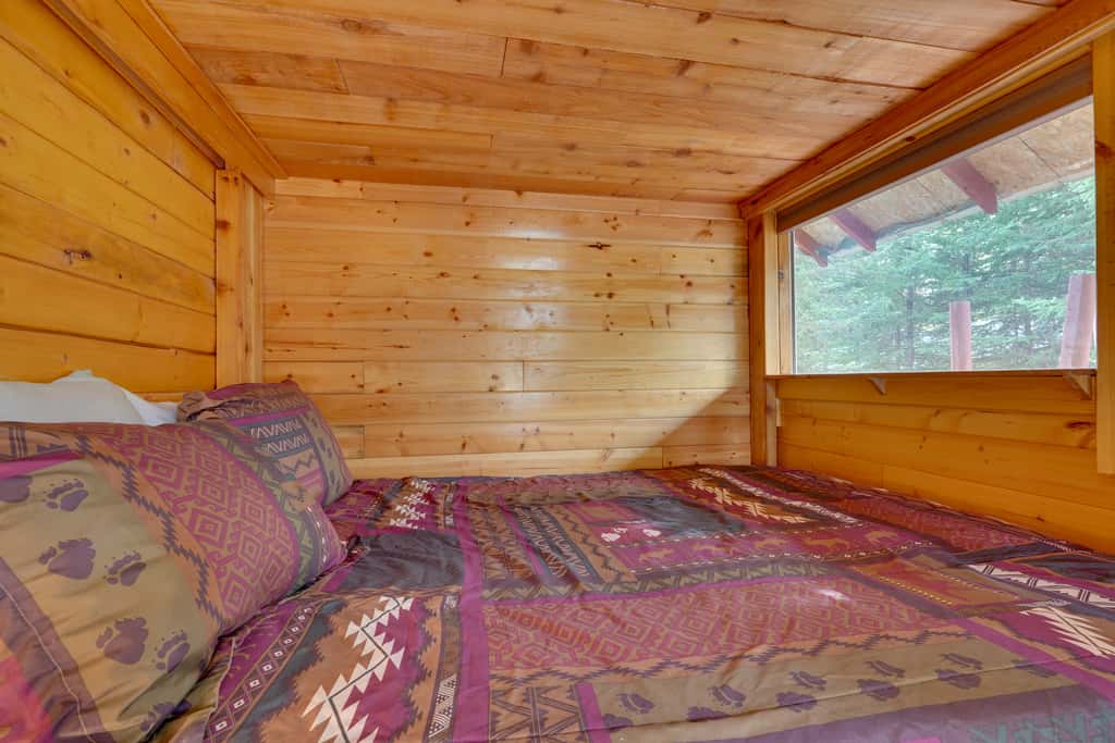 Lakefront Bliss! Ultimate Soldotna Retreat w/ Deck