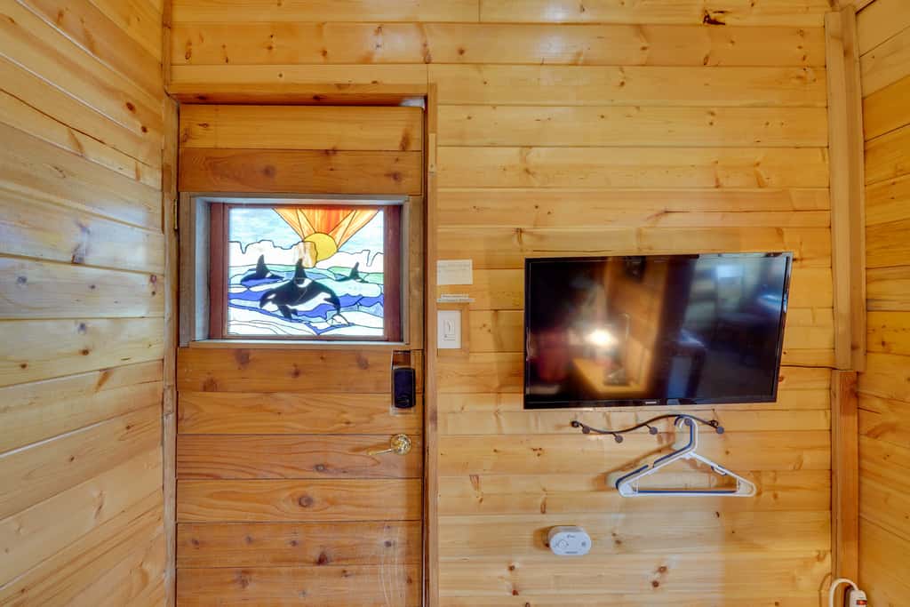 Lakefront Bliss! Ultimate Soldotna Retreat w/ Deck