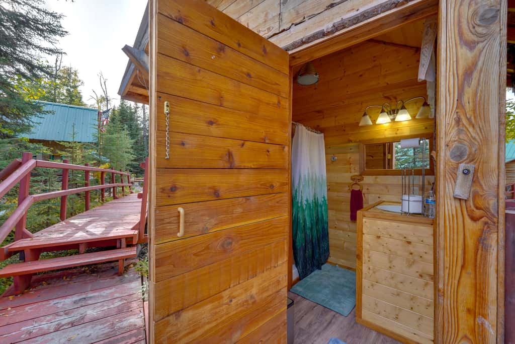 Lakefront Bliss! Ultimate Soldotna Retreat w/ Deck