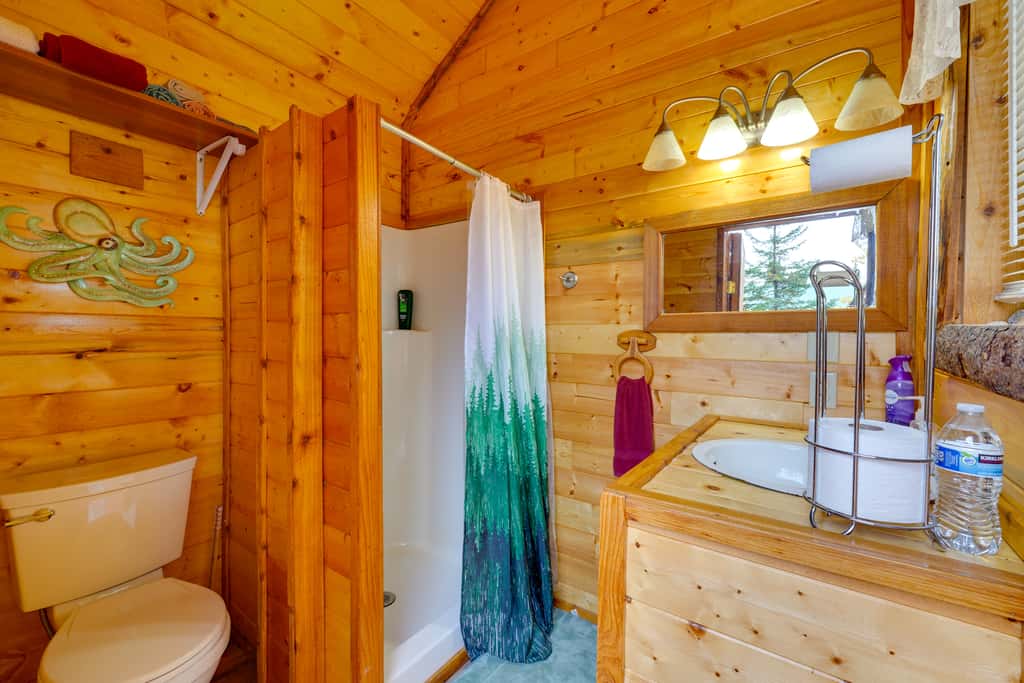 Lakefront Bliss! Ultimate Soldotna Retreat w/ Deck