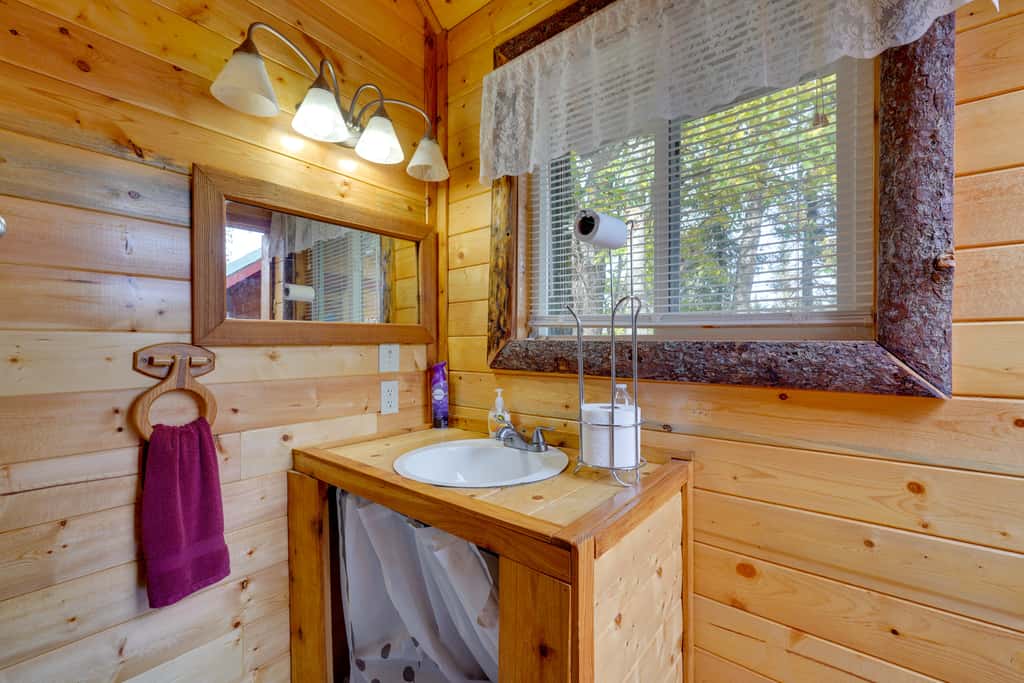 Lakefront Bliss! Ultimate Soldotna Retreat w/ Deck