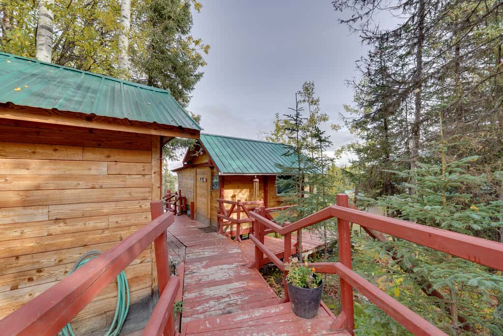 Lakefront Bliss! Ultimate Soldotna Retreat w/ Deck