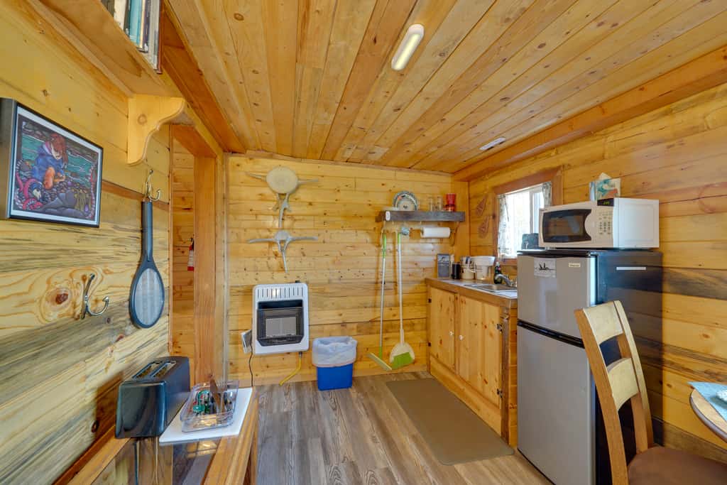 Lakefront Bliss! Ultimate Soldotna Retreat w/ Deck