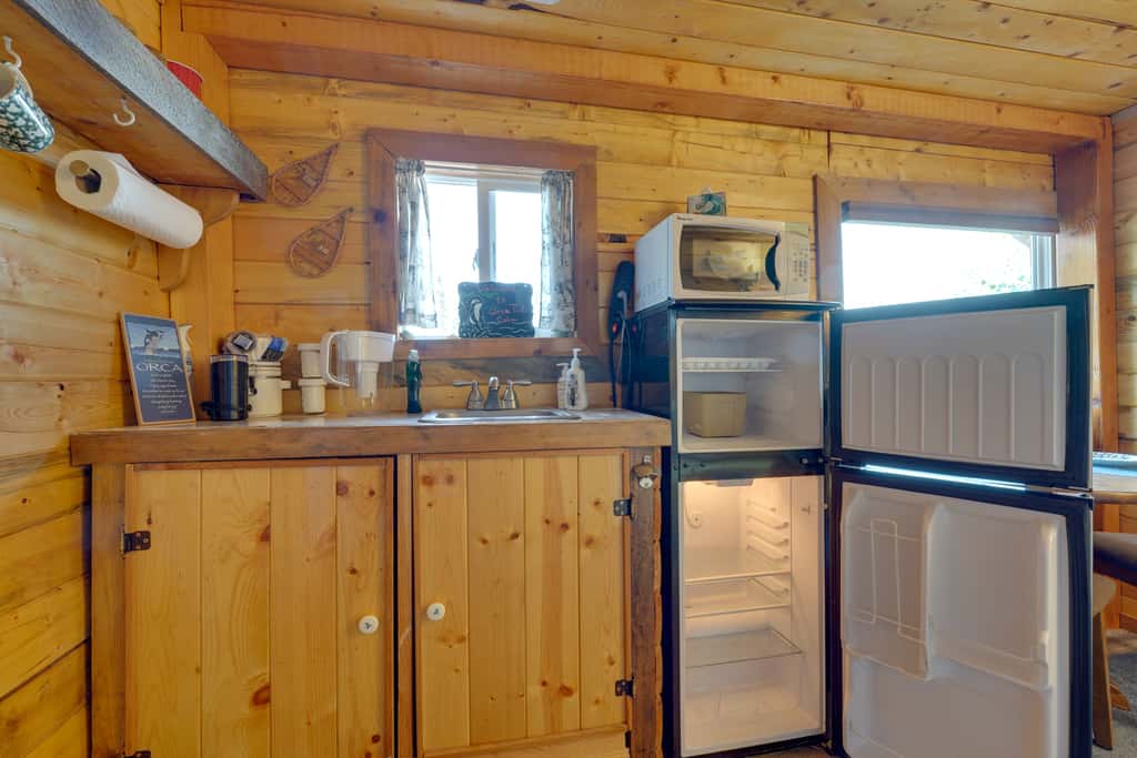 Lakefront Bliss! Ultimate Soldotna Retreat w/ Deck