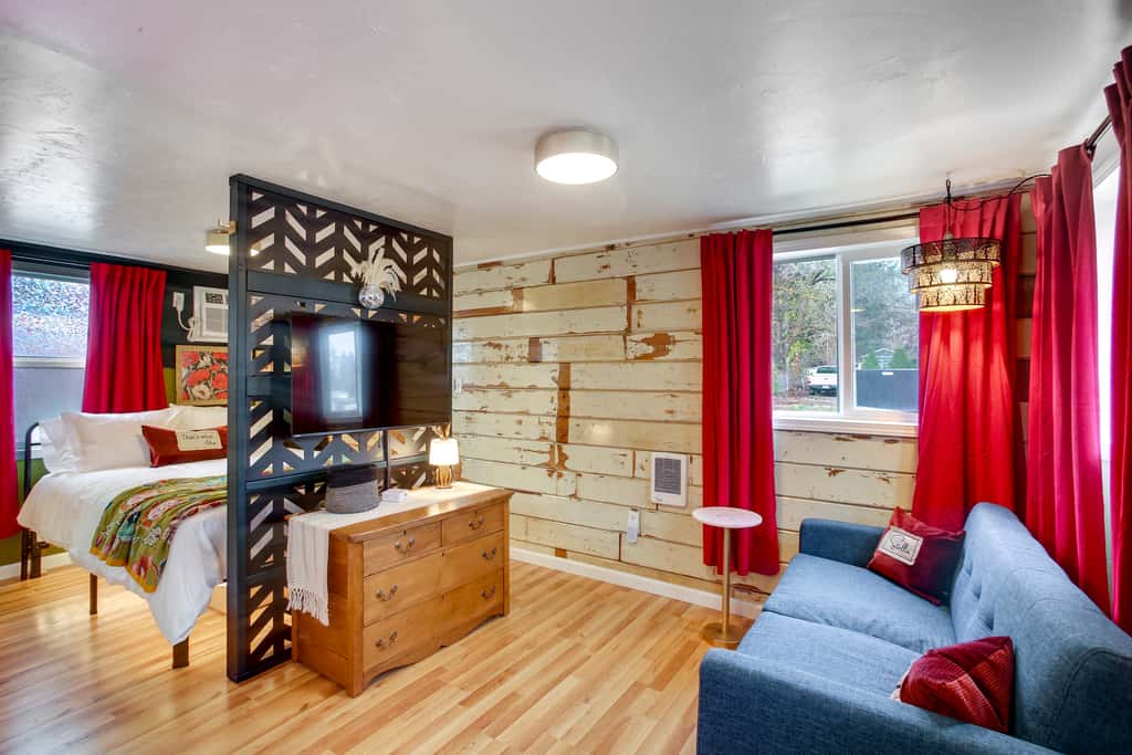 Unit 1: Historic Studio, Easy Hwy 195 Access