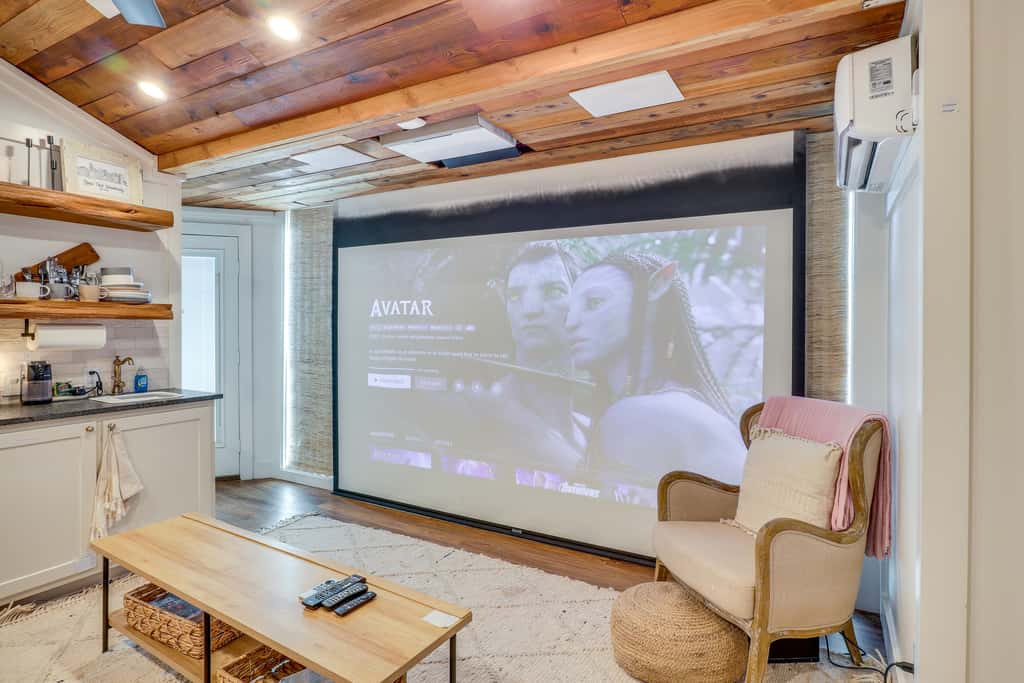Sleek Studio w/ Projector - Near Texas Tech!