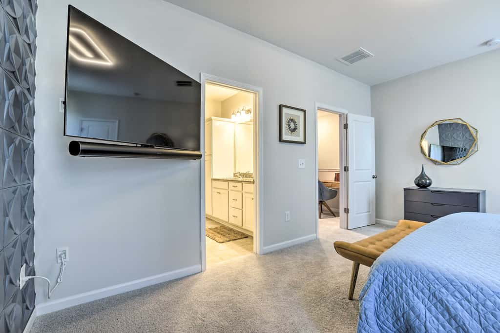 Tasteful Durham Townhome - 6 Mi to Downtown!