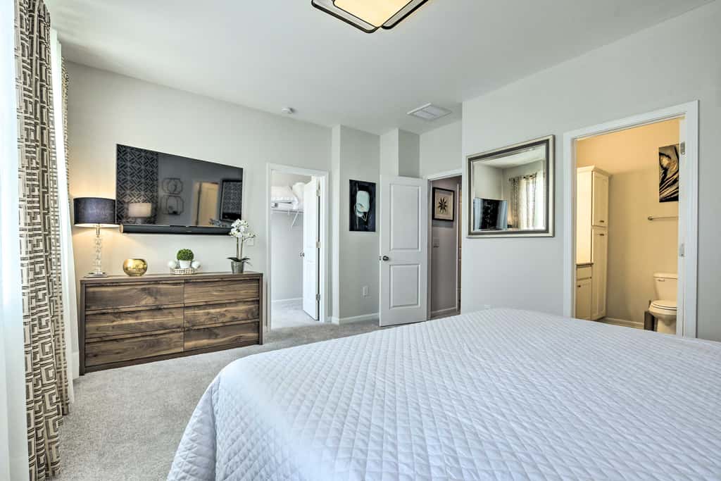 Tasteful Durham Townhome - 6 Mi to Downtown!