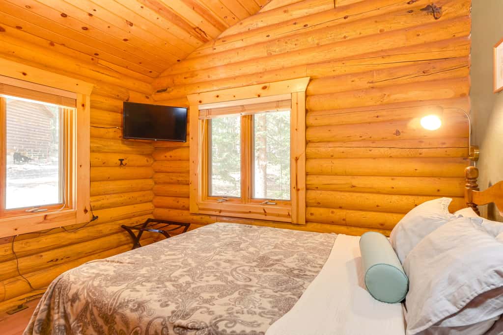Hot Tub Hideaway w/ Views & Deck in Fairplay!