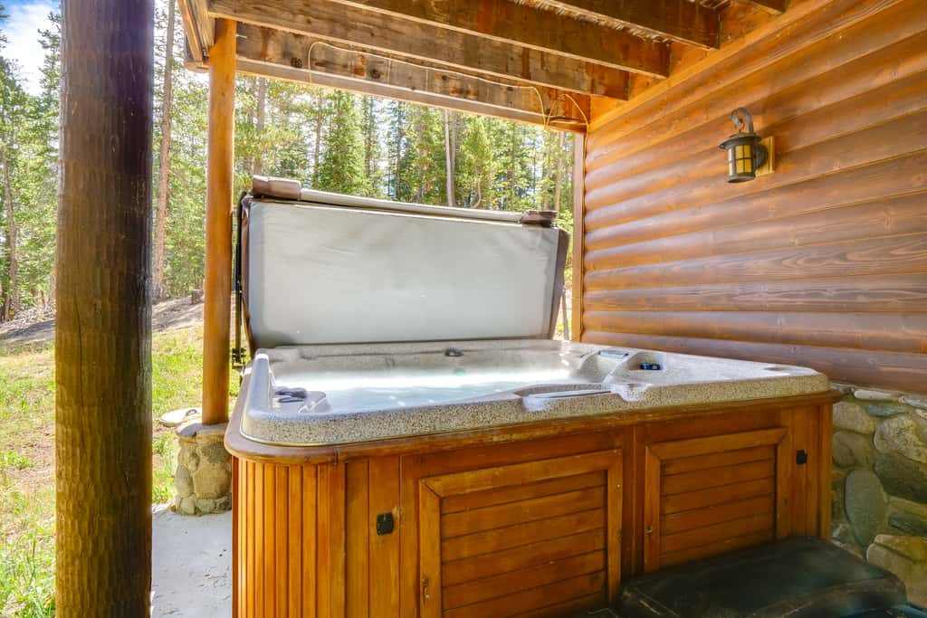 Hot Tub Hideaway w/ Views & Deck in Fairplay!
