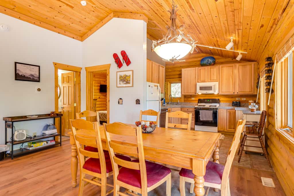 Hot Tub Hideaway w/ Views & Deck in Fairplay!
