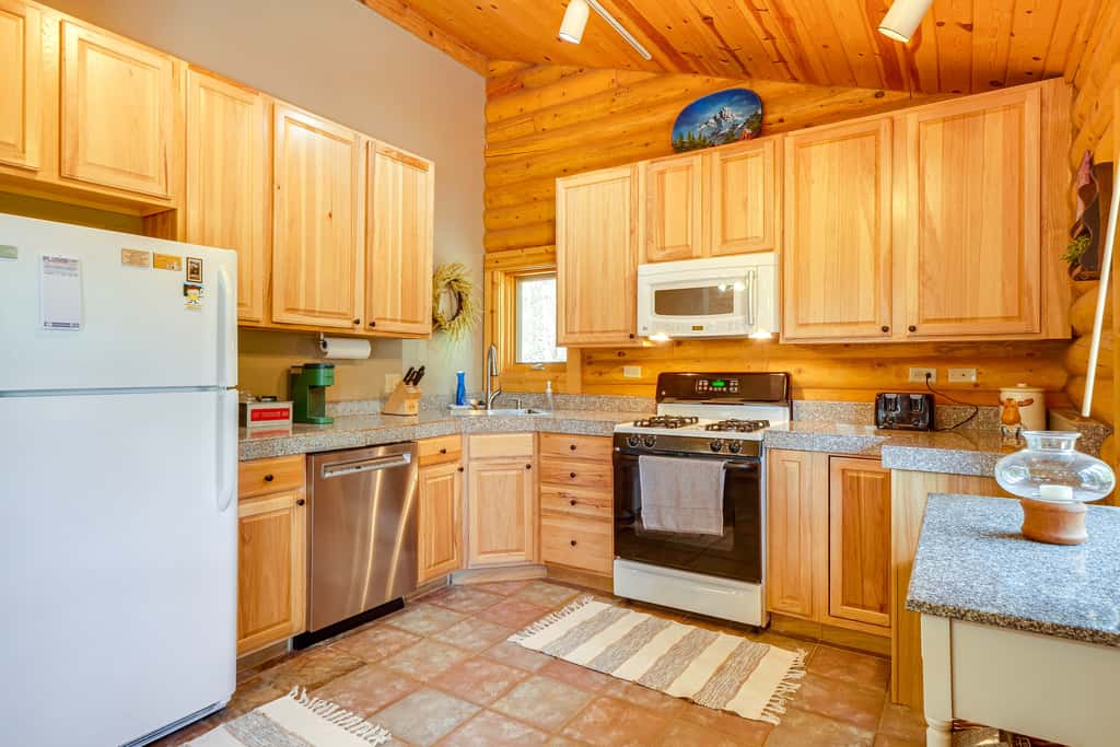 Hot Tub Hideaway w/ Views & Deck in Fairplay!