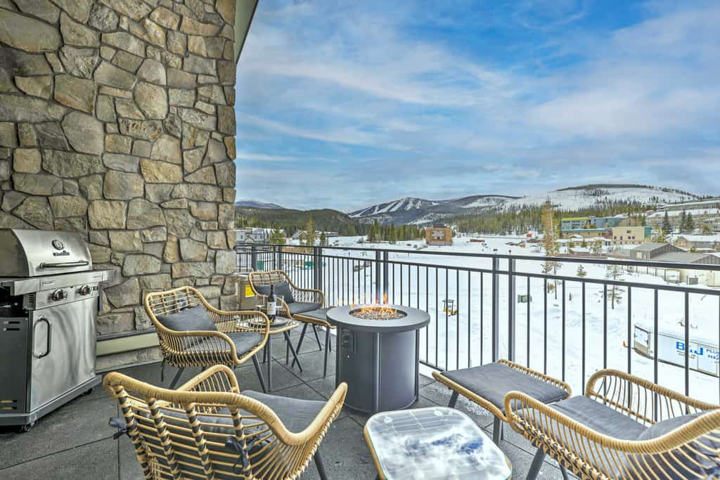 Condo w/ Mountain Views in Heart of Downtown!