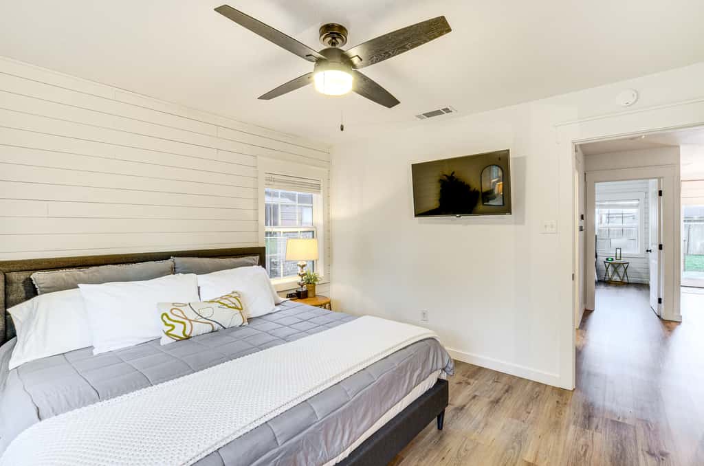 Chic Home ~ 2 Mi to TTU w/ Grill & Yard in Lubbock
