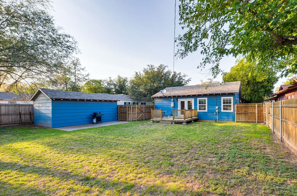 Chic Home ~ 2 Mi to TTU w/ Grill & Yard in Lubbock