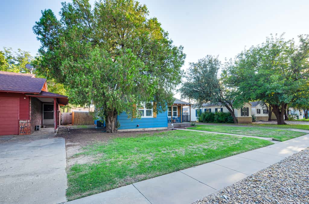 Chic Home ~ 2 Mi to TTU w/ Grill & Yard in Lubbock
