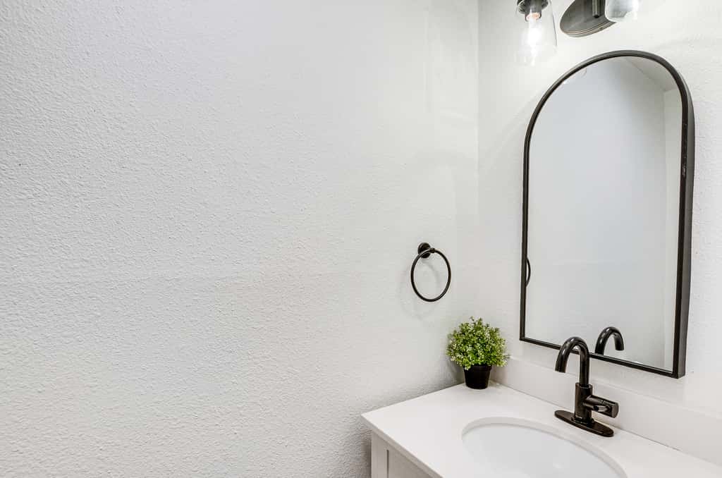 Chic Home ~ 2 Mi to TTU w/ Grill & Yard in Lubbock