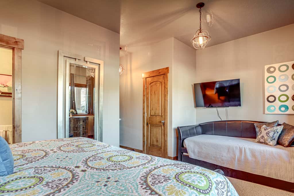 Ski, Hike & Relax: Eden Condo w/ Hot Tub Access