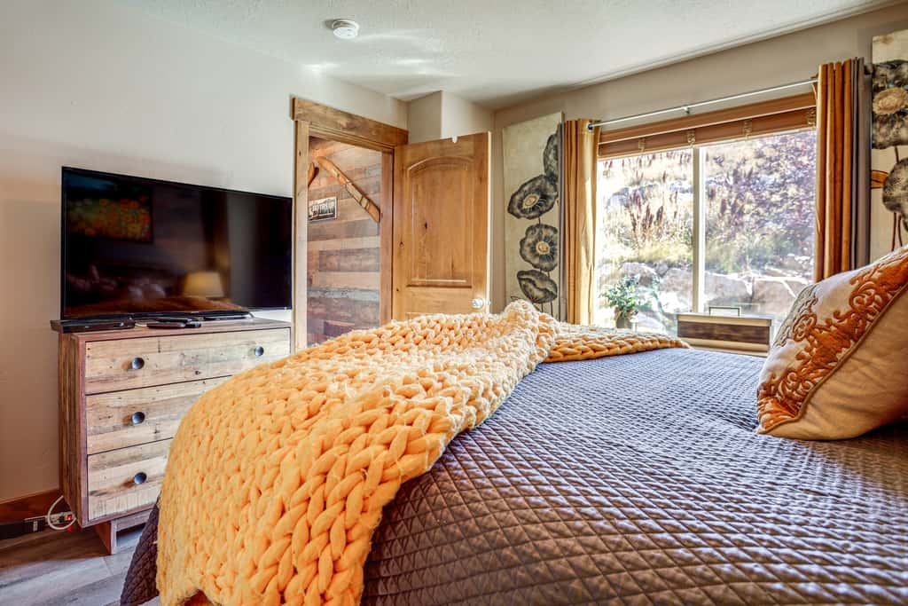 Ski, Hike & Relax: Eden Condo w/ Hot Tub Access