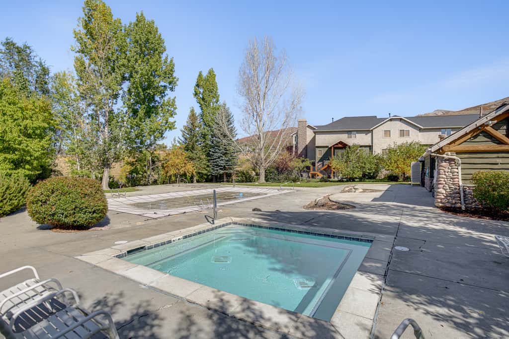 Ski, Hike & Relax: Eden Condo w/ Hot Tub Access