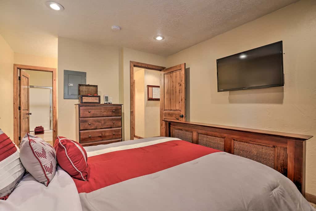 Ski-in/Ski-Out Brian Head Condo w/ Hot Tub Access!