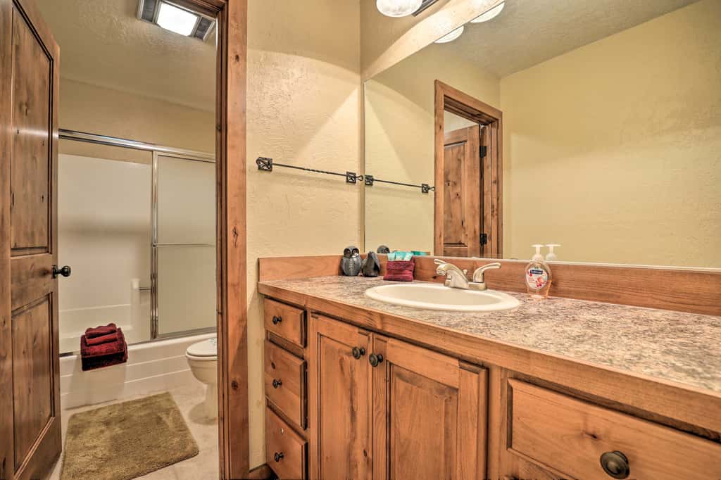 Ski-in/Ski-Out Brian Head Condo w/ Hot Tub Access!