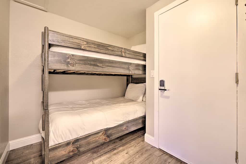 Walk to Brian Head Resort: Cozy Studio w/ Balcony