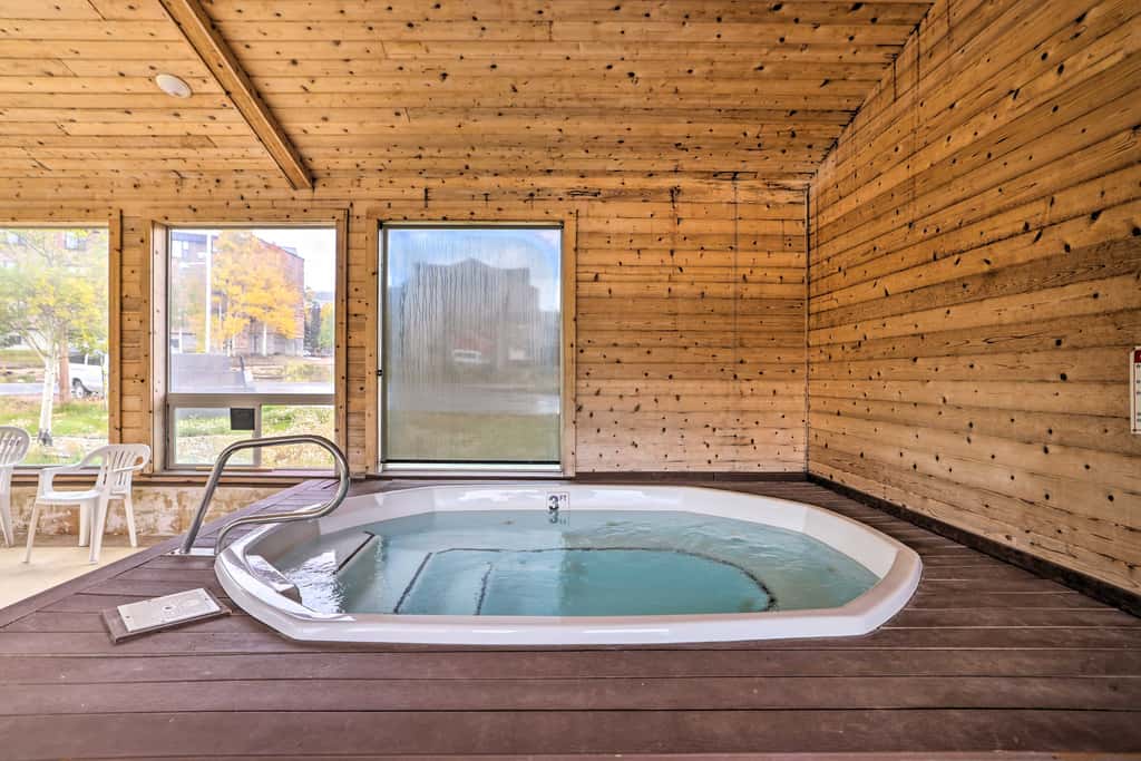 Walk to Brian Head Resort: Cozy Studio w/ Balcony