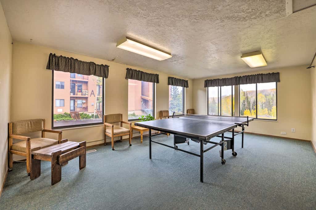 Walk to Brian Head Resort: Cozy Studio w/ Balcony