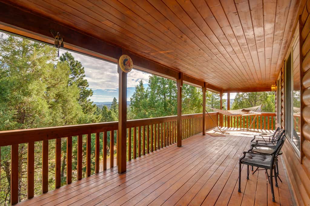 Alton Cabin w/ Deck ~ 2 Mi to Dixie Nat'l Forest!